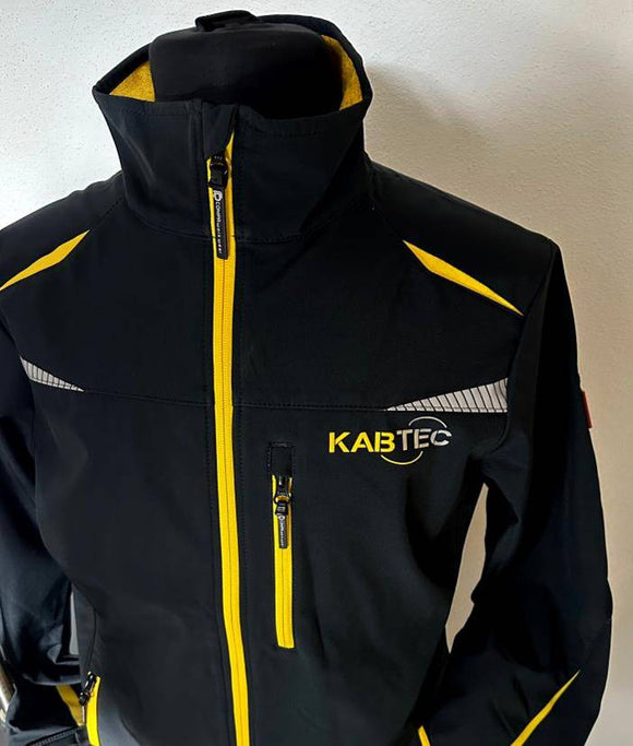 Schwarze Softshelljacke, gelbe Reißverschlüsse und Applikationen. Firmenaufdruck auf der linken Brust.